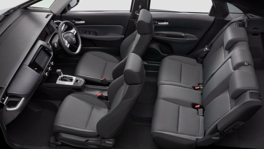 Интерьер Honda Fit e:HEV Basic 2020 года  (JP) (фото 3 из 6)